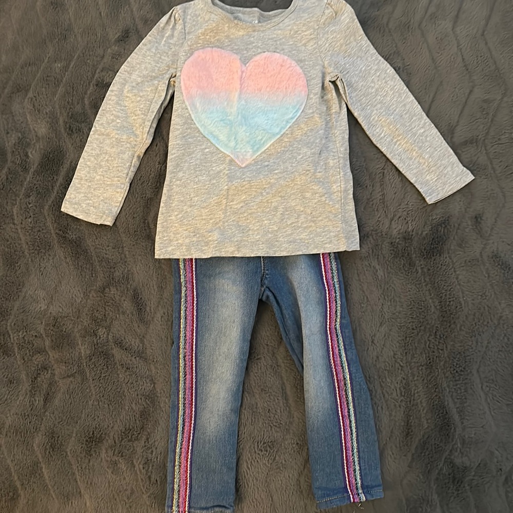 Grey long sleeve shirt with jegging jeans